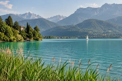 Lac alpin aux eaux turquoise et montagnes, inspiré de l’Auvergne-Rhône-Alpes