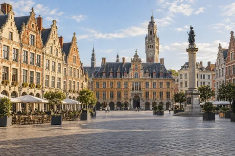 Place et façades flamandes, inspirées des Hauts-de-France
