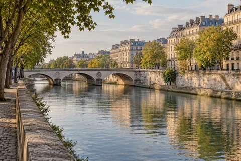 Quais, pont de pierre et immeubles parisiens au bord de la Seine