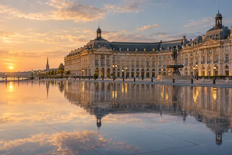 Façades de pierre et miroir d’eau, inspirés de Bordeaux