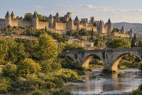 Cité fortifiée et pont de pierre, inspirés de l’Occitanie