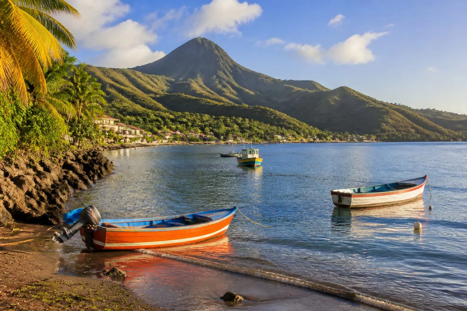 Baie tropicale, bateaux de pêche et relief volcanique en Martinique